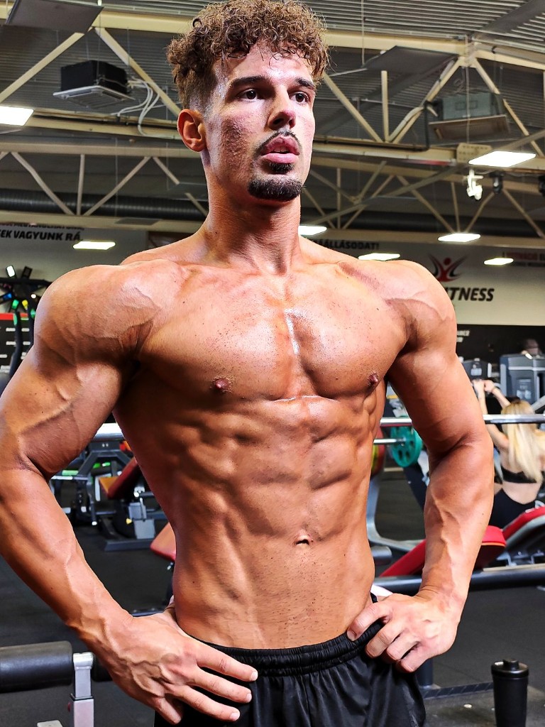 gallery-trainer-gym-pose